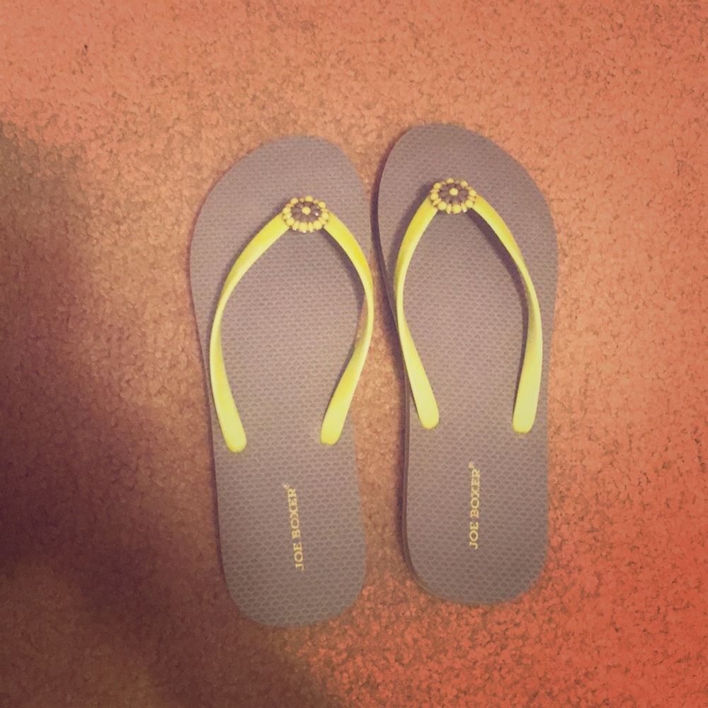 Joe boxer flip flops